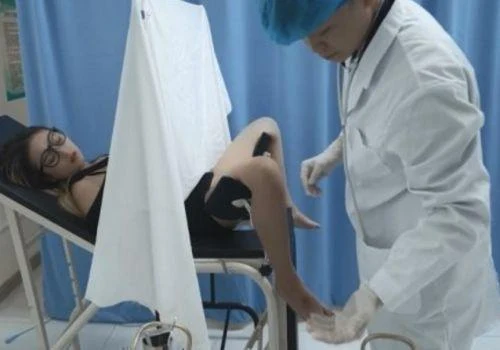 Cô nàng đôi mươi đi khám bướm gặp bác sĩ nứng ngọt