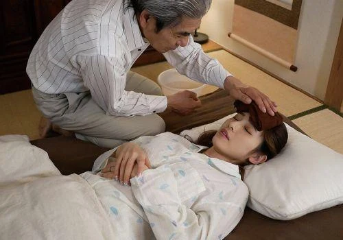 Con dâu ốm yếu, bố chồng tận tình vuốt ve giúp mau khỏe