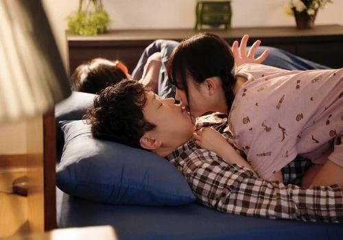 Con gái riêng của vợ bỗng nhiên hứng tình sang phòng gạ địt lén